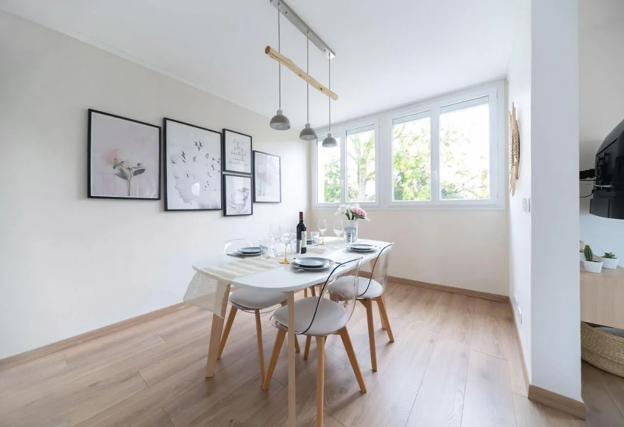 Apartment Ferienwohnung *Les Sapins* Cocooning - Idealement Situe - Balcon + Parking Riom